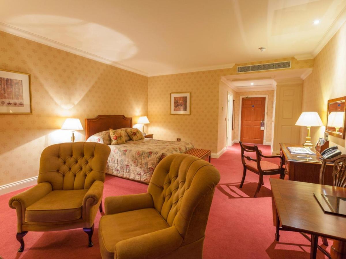 Luton Hoo Hotel, Golf And Spa Εξωτερικό φωτογραφία A bedroom at the hotel