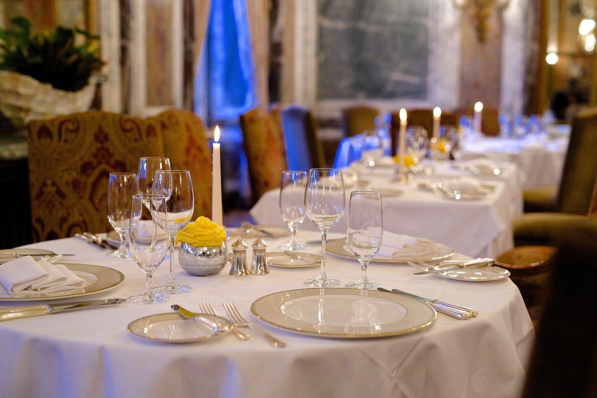 Luton Hoo Hotel, Golf And Spa Εστιατόριο φωτογραφία A table set for fine dining