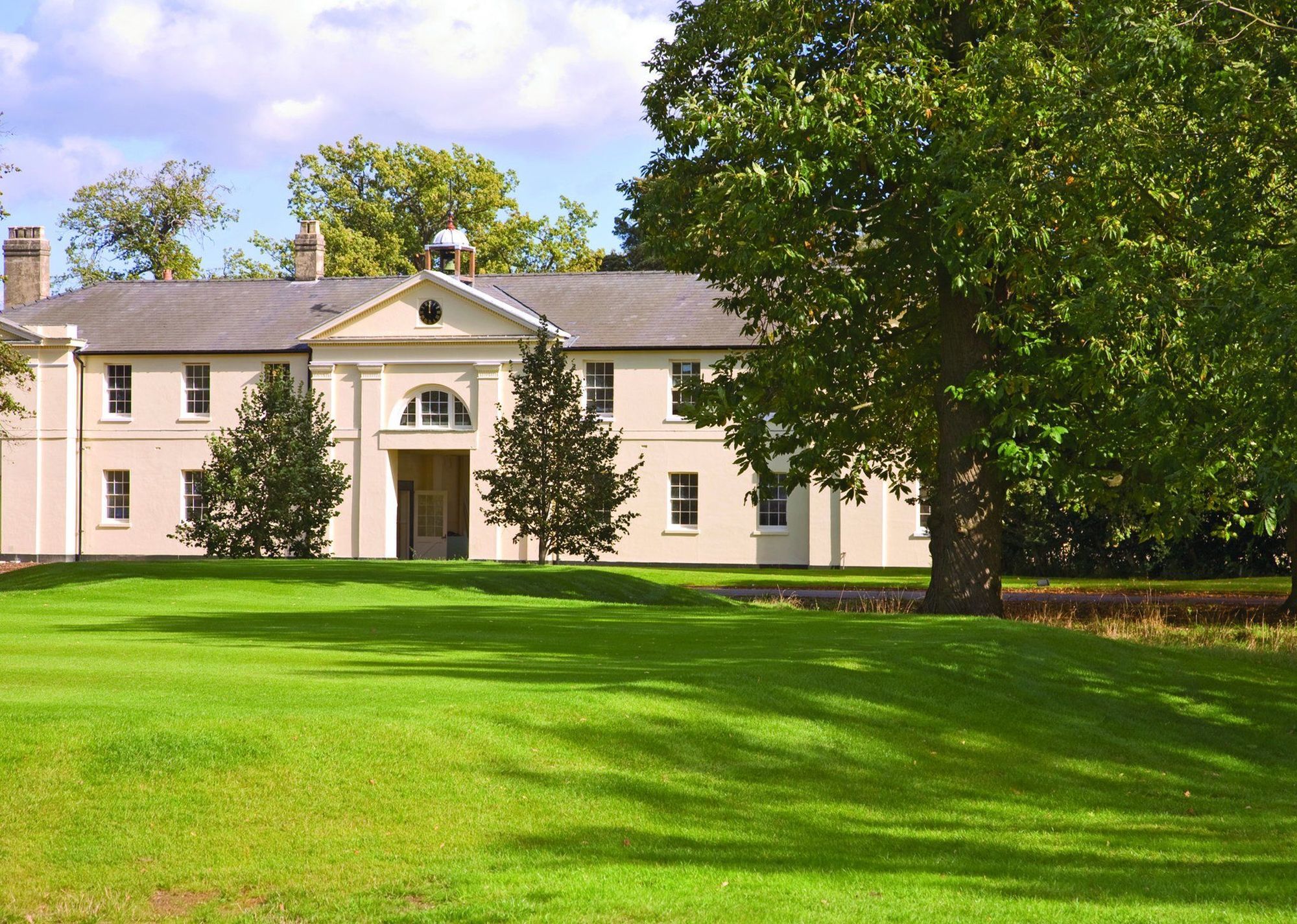 Luton Hoo Hotel, Golf And Spa Εξωτερικό φωτογραφία The former stable courtyard