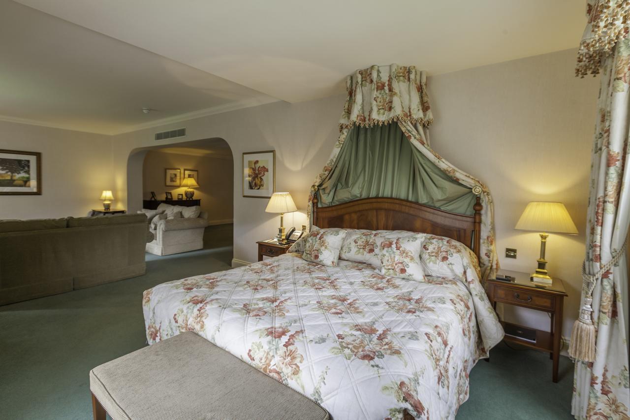 Luton Hoo Hotel, Golf And Spa Εξωτερικό φωτογραφία A bedroom at the hotel