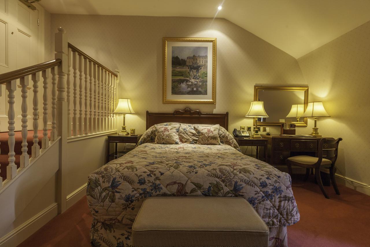 Luton Hoo Hotel, Golf And Spa Εξωτερικό φωτογραφία A bedroom at the hotel