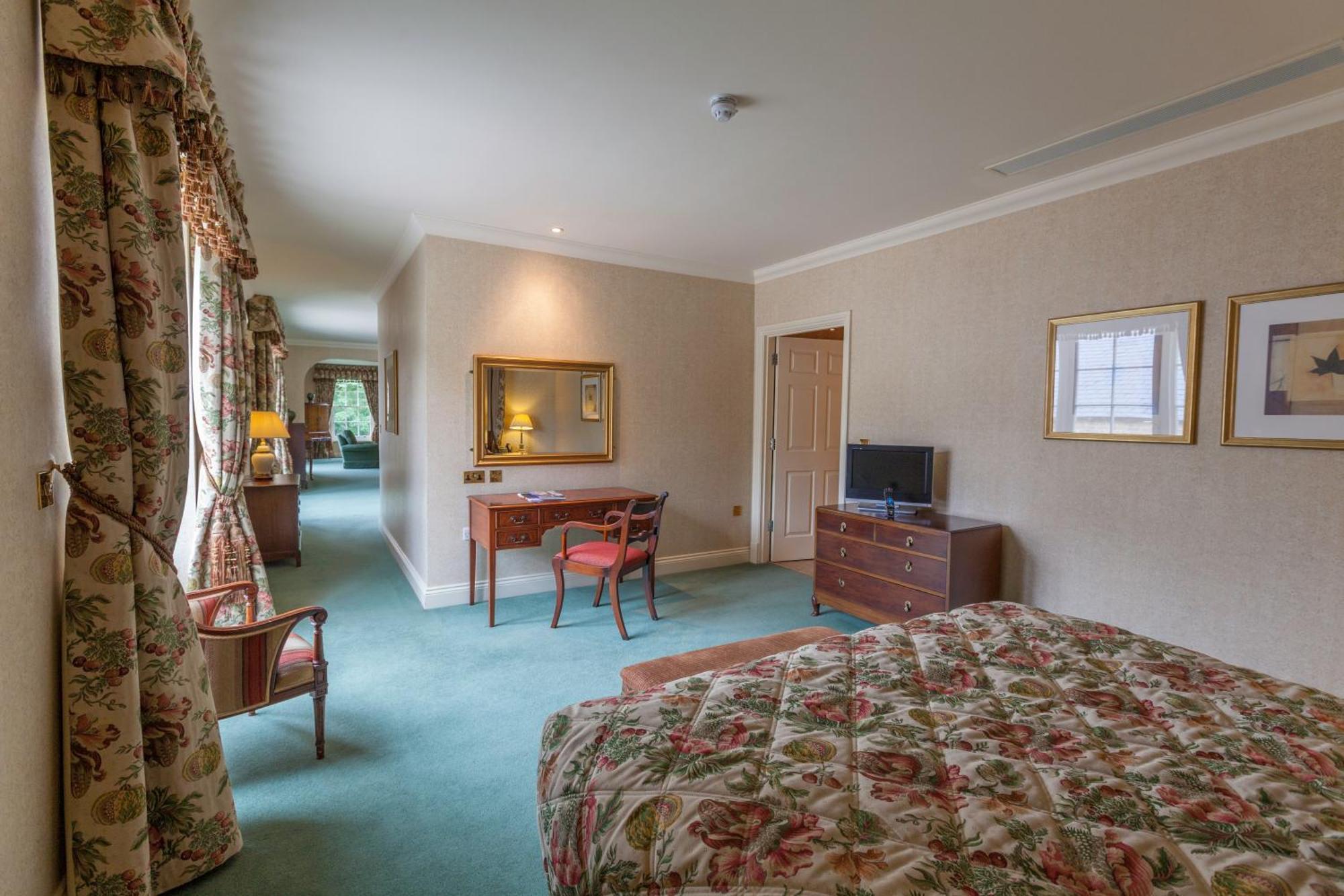 Luton Hoo Hotel, Golf And Spa Εξωτερικό φωτογραφία A bedroom at the hotel
